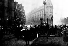 The Funeral of Mr. Gladstone: the funeral cortege at the entrance to the Abbey, 1898. Creator: SB Bolas & Co