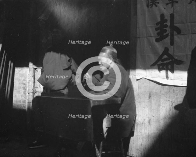 The fortune teller, Chinatown, San Francisco, between 1896 and 1906. Creator: Arnold Genthe.