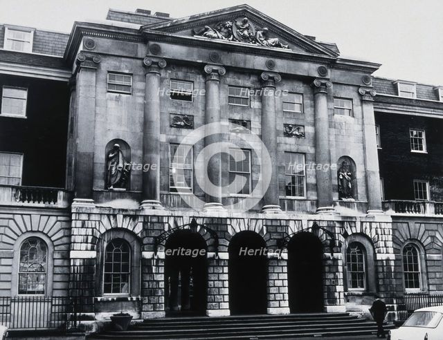 The front entrance of Guy's Hospital, with statues of Aesculapius and Hygieia above the arches. Creator: Unknown.