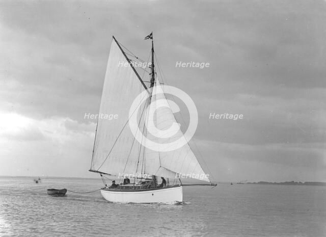 The gaff rig sailboat 'Bunty' close-hauled, 1921. Creator: Kirk & Sons of Cowes.