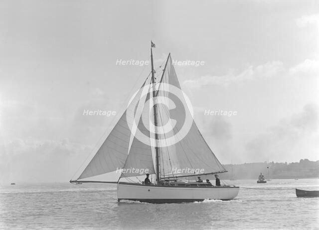 The gaff rig sailboat 'Bunty' close-hauled, 1921. Creator: Kirk & Sons of Cowes.