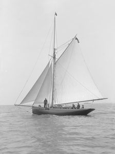 The gaff rigged cutter Wych under sail, 1914. Creator: Kirk & Sons of Cowes