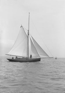 The gaff rigged cutter Wych under sail, 1914. Creator: Kirk & Sons of Cowes
