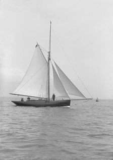 The gaff rigged cutter Wych under sail, 1914. Creator: Kirk & Sons of Cowes