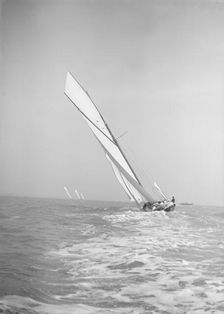 The gaff rigged cutter Bloodhound sailing close-hauled, leaves wake, 1911. Creator: Kirk & Sons of Cowes