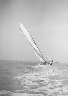 The gaff rigged cutter Bloodhound sailing close-hauled, leaves wake, 1911. Creator: Kirk & Sons of Cowes