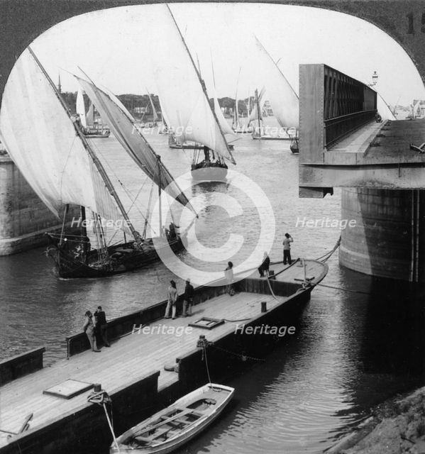 The great Nile bridge, Cairo, Egypt, 1905.Artist: Underwood & Underwood