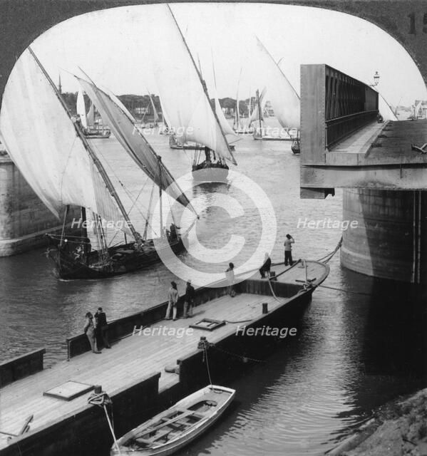 The great Nile bridge, Cairo, Egypt, 1905.Artist: Underwood & Underwood