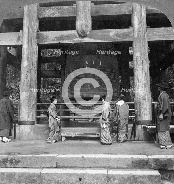 The great bell of Chion-in Temple, Kyoto, Japan, 1904.Artist: Underwood & Underwood