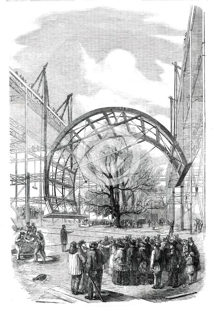 The Great Exhibition Building in Hyde Park - Raising the Ribs of the Transept Roof, 1850. Creator: Unknown.