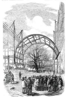 The Great Exhibition Building in Hyde Park - Raising the Ribs of the Transept Roof, 1850. Creator: Unknown