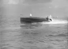 The hydroplane Izme under way, 1913. Creator: Kirk & Sons of Cowes