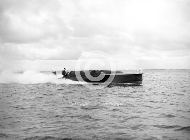 The hydroplane 'Maple Leaf IV', 1913. Creator: Kirk & Sons of Cowes.