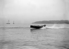 The hydroplane Vicuna III underway, 1913. Creator: Kirk & Sons of Cowes