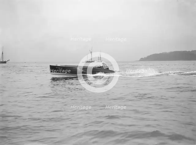 The hydroplane 'Vicuna III' underway, 1913.  Creator: Kirk & Sons of Cowes.