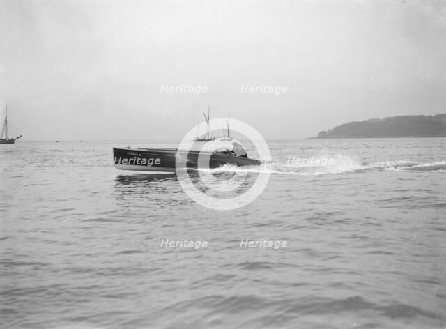 The hydroplane 'Vicuna III' underway, 1913.  Creator: Kirk & Sons of Cowes.
