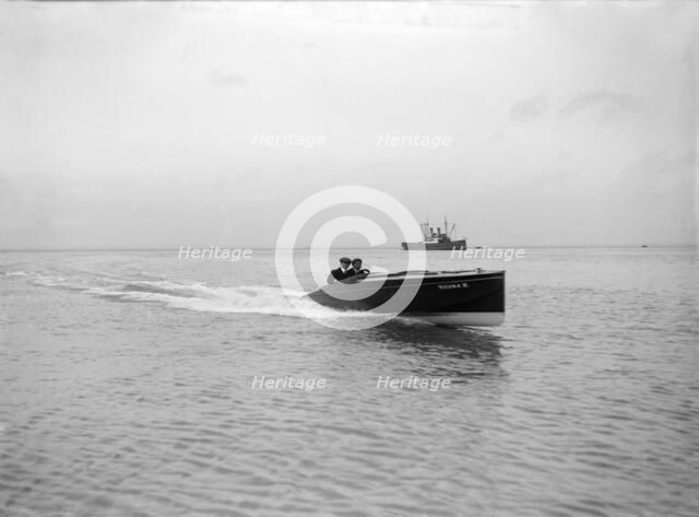 The hydroplane 'Vicuna III' underway, 1913.  Creator: Kirk & Sons of Cowes.