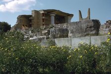 The horns of consecration and the procession corridor at Knossos, 18th century BC