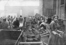 The inhabitants of Caudry come to seek food from the British Army, France, 1918