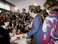 The King Juan Carlos I voting in the referendum on the accession of Spain to OTAN in 1986