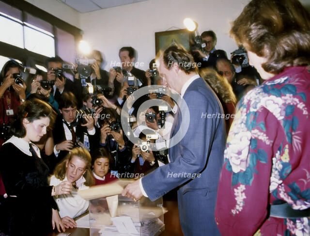 The King Juan Carlos I voting in the referendum on the accession of Spain to OTAN in 1986.