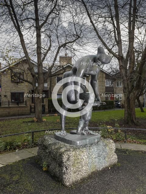 'The Lesson', sculpture by Franta Belsky, Bethnal Green, London, 2015. Artist: Chris Redgrave.