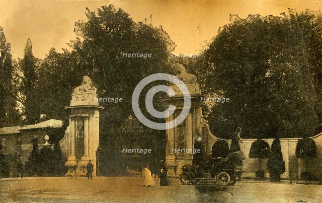 The Lion Gates, Hampton Court, London, 1910. Creator: Unknown.
