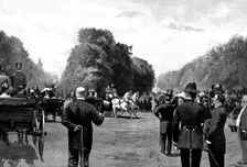 The London Season: in Hyde Park - waiting for the Shahzada, 1895. Creator: P Naumann