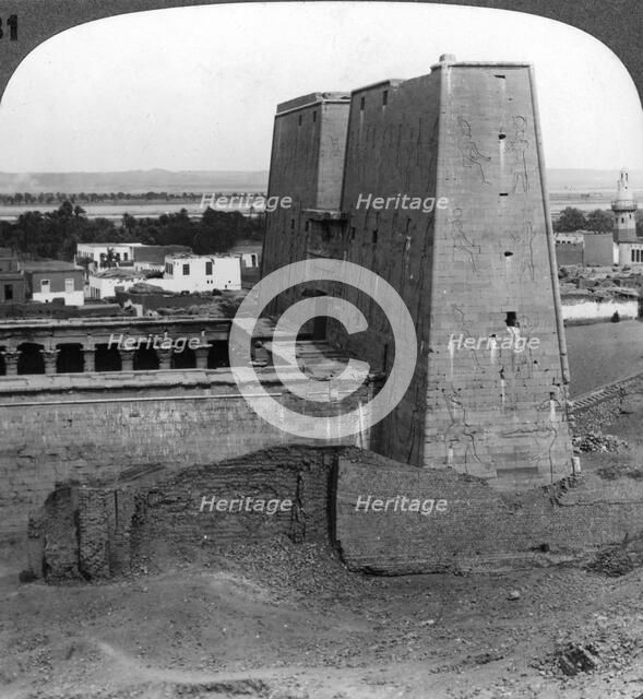 'The pylon and court of the temple of Horus at Edfu, Egypt', 1900.Artist: Underwood & Underwood