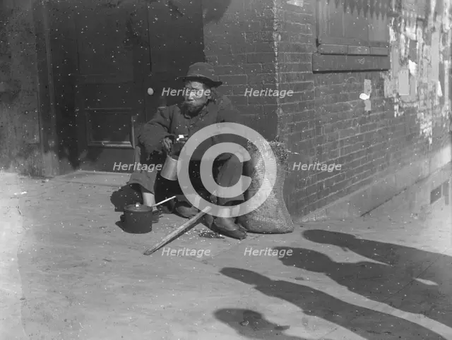 The paper gatherer, Chinatown, San Francisco, between 1896 and 1906. Creator: Arnold Genthe.