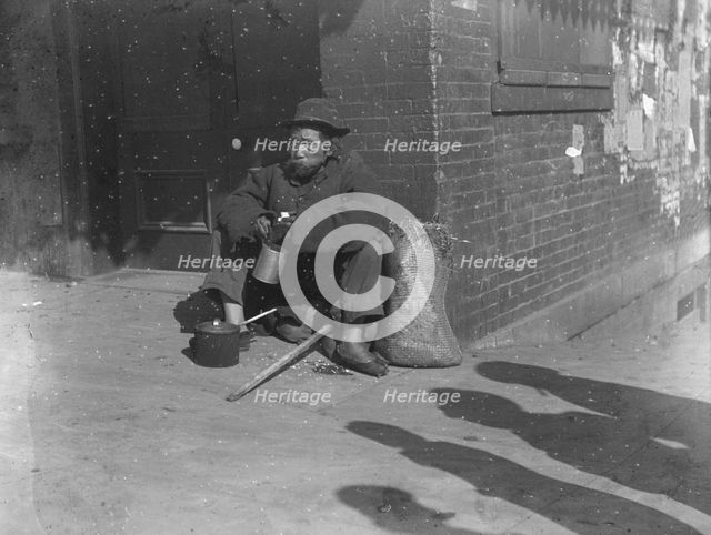 The paper gatherer, Chinatown, San Francisco, between 1896 and 1906. Creator: Arnold Genthe.