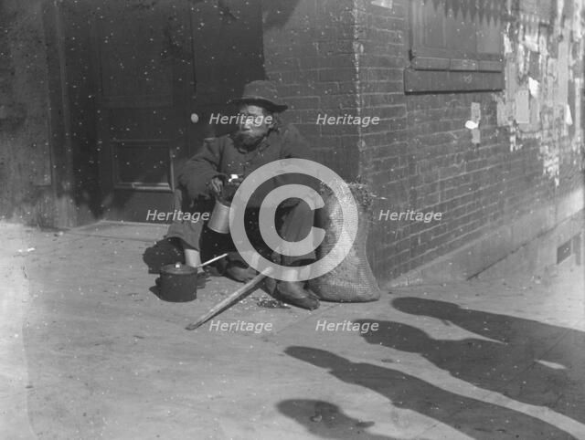 The paper gatherer, Chinatown, San Francisco, between 1896 and 1906. Creator: Arnold Genthe.
