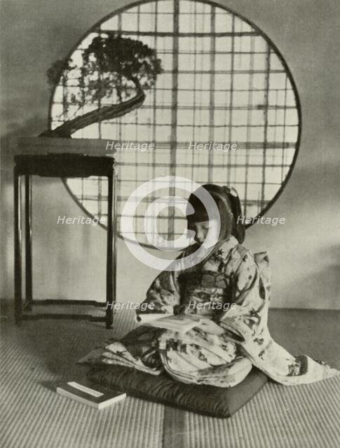 'The Picture-Book', 1910. Creator: Herbert Ponting.