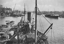 The Pool of London 1919. Artist: Garratt & Atkinson