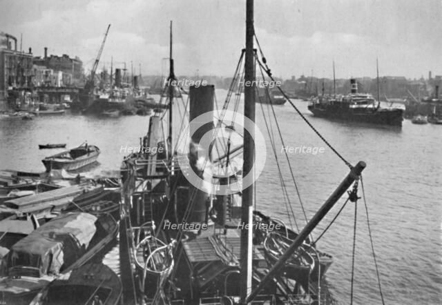 'The Pool of London', 1919. Artist: Garratt & Atkinson.