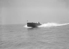 The power boat Maple-Leaf III under way, 1911. Creator: Kirk & Sons of Cowes