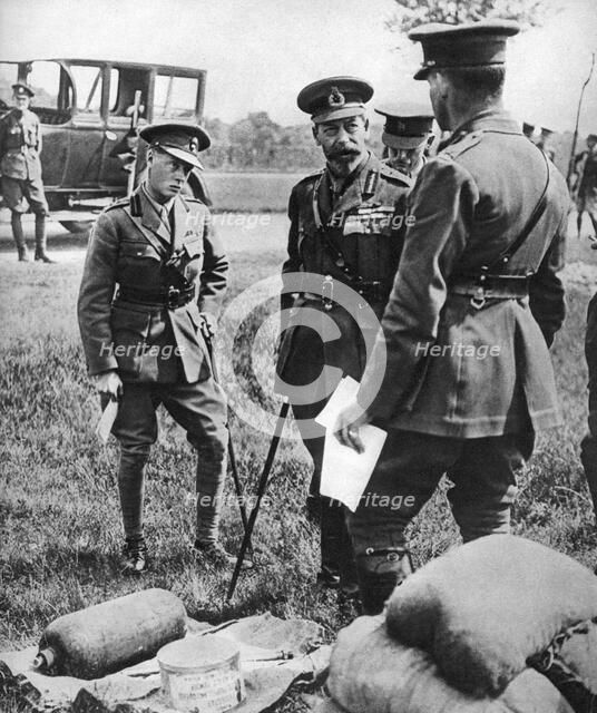 The Prince of Wales with George V, at a gas school during the First World War, 1914-1918. Artist: Unknown