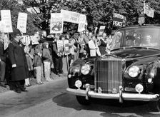 The Queen arrives at Chequers, ignoring protest banners about the Vietnam War, 1970