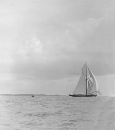 The racing cutter Terpisichore running downwind, 1922. Creator: Kirk & Sons of Cowes