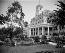 The Royal Poinciana Hotel, entrance, Palm Beach, Fla., 1902. Creator: Unknown