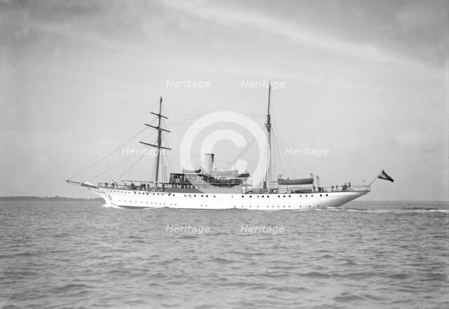 The steam yacht 'Ul' under way, 1911. Creator: Kirk & Sons of Cowes.