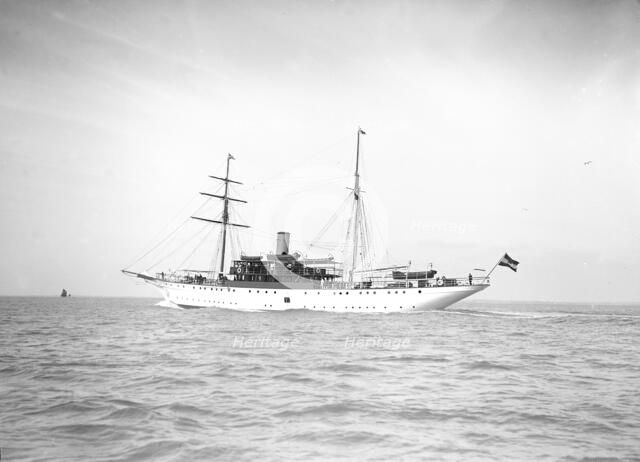 The steam yacht 'Ul' under way, 1911. Creator: Kirk & Sons of Cowes.