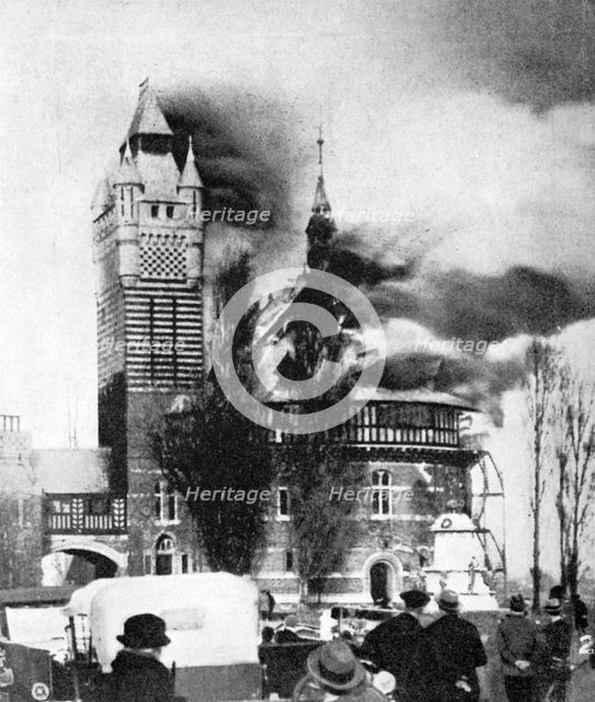 The Shakespeare Memorial Theatre being destroyed by fire, March 1926 (1936). Artist: Unknown