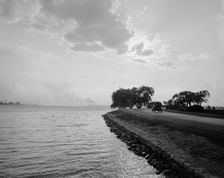 The Shore Drive, Belle Isle [Park], Detroit, Mich., between 1900 and 1920. Creator: Unknown