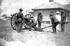 The Spanish-American War: American naval and military types - sighting gun for action, 1898. Creator: Unknown