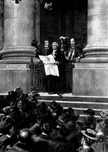 The Spanish-American War: ...reading proclamation of Britain's Neutrality...Royal Exchange..., 1898. Creator: Unknown
