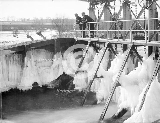 The Twelve Week Frost, Sandford Weir, Sandford-on-Thames, Oxfordshire, 1895. Artist: Henry Taunt