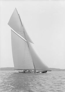 The towering 10,450 sq ft sail area of Shamrock IV 1914. Creator: Kirk & Sons of Cowes