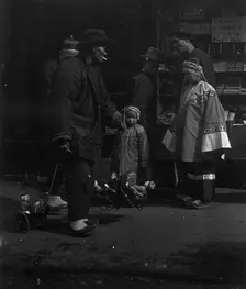The toy peddler, Chinatown, San Francisco, between 1896 and 1906. Creator: Arnold Genthe