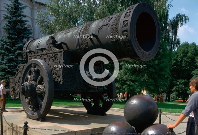 The Tsar's Cannon, the largest cannon in the world. Artist: Unknown